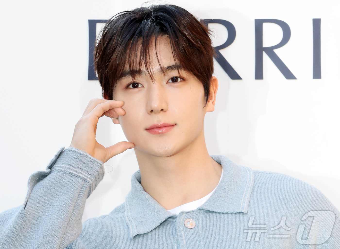 (서울=뉴스1) 김진환 기자 = 더보이즈 현재가 29일 오전 서울 성동구 성수 플라츠2에서 열린 하이엔드 캐시미어 브랜드 '베리(BARRIE)' 2026 SS 컬렉션 출시 기념 포 …