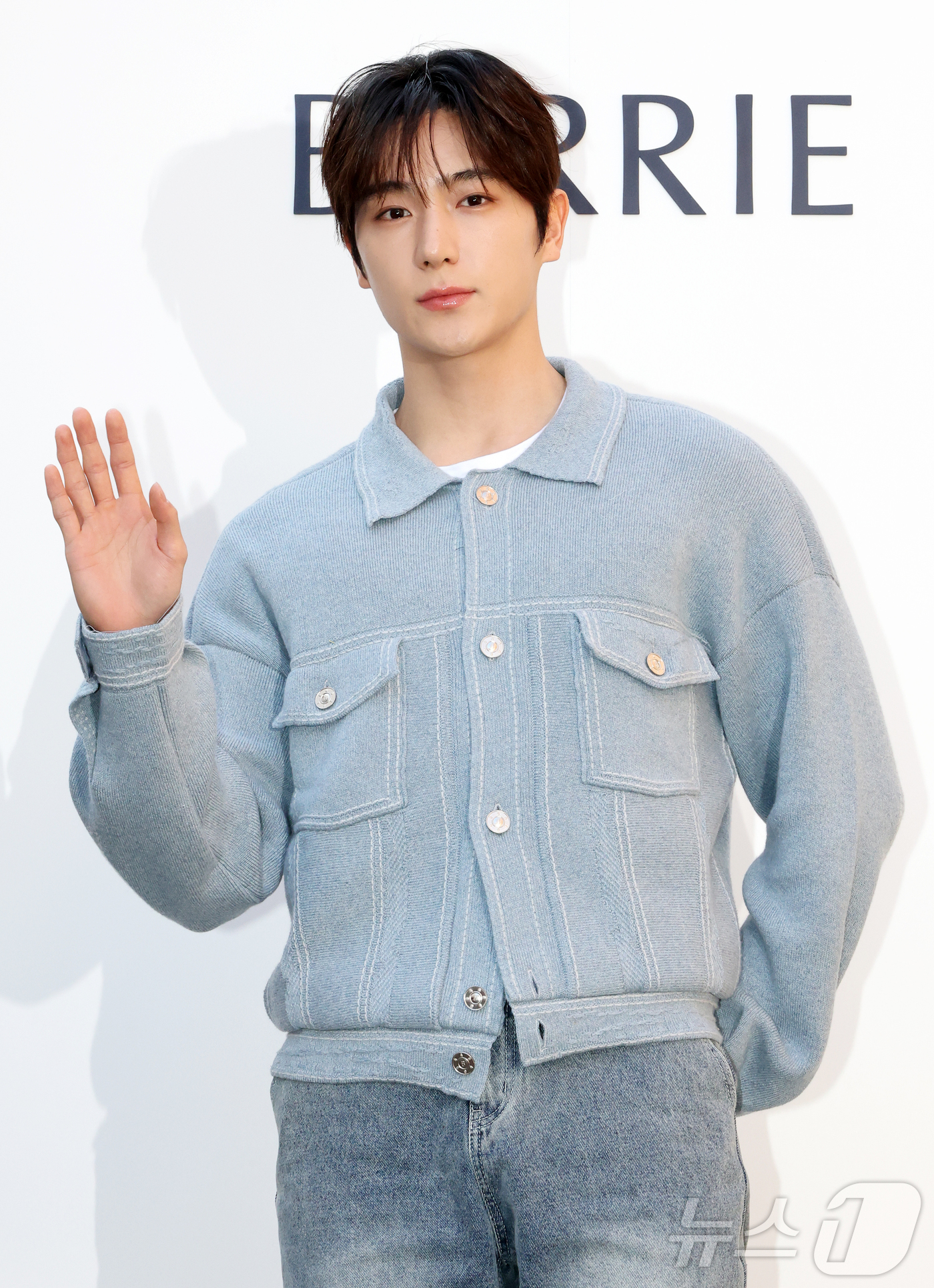 (서울=뉴스1) 김진환 기자 = 더보이즈 현재가 29일 오전 서울 성동구 성수 플라츠2에서 열린 하이엔드 캐시미어 브랜드 '베리(BARRIE)' 2026 SS 컬렉션 출시 기념 포 …