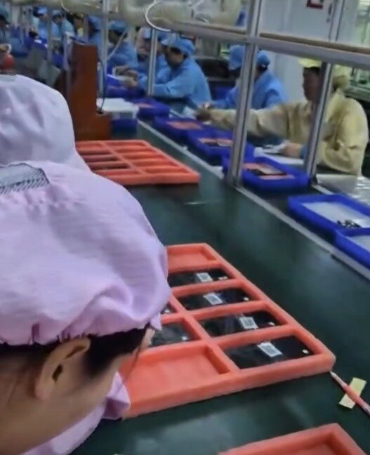 본문 이미지 - 29일 러시아 블라디보스토크에 본사를 둔 여행사 '보스토크 인투르'는 텔레그램 채널을 통해 북한의 스마트폰 공장을 조명했다.(보스토크 인투르 텔레그램 갈무리)