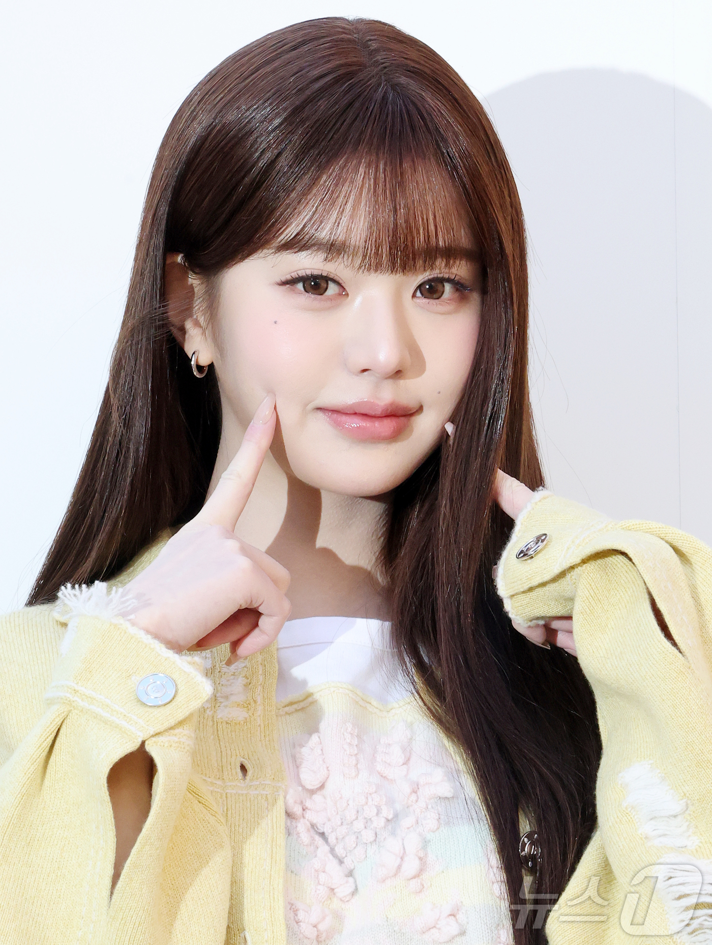 (서울=뉴스1) 김진환 기자 = 아이브 장원영이 29일 오전 서울 성동구 성수 플라츠2에서 열린 하이엔드 캐시미어 브랜드 '베리(BARRIE)' 2026 SS 컬렉션 출시 기념 포 …