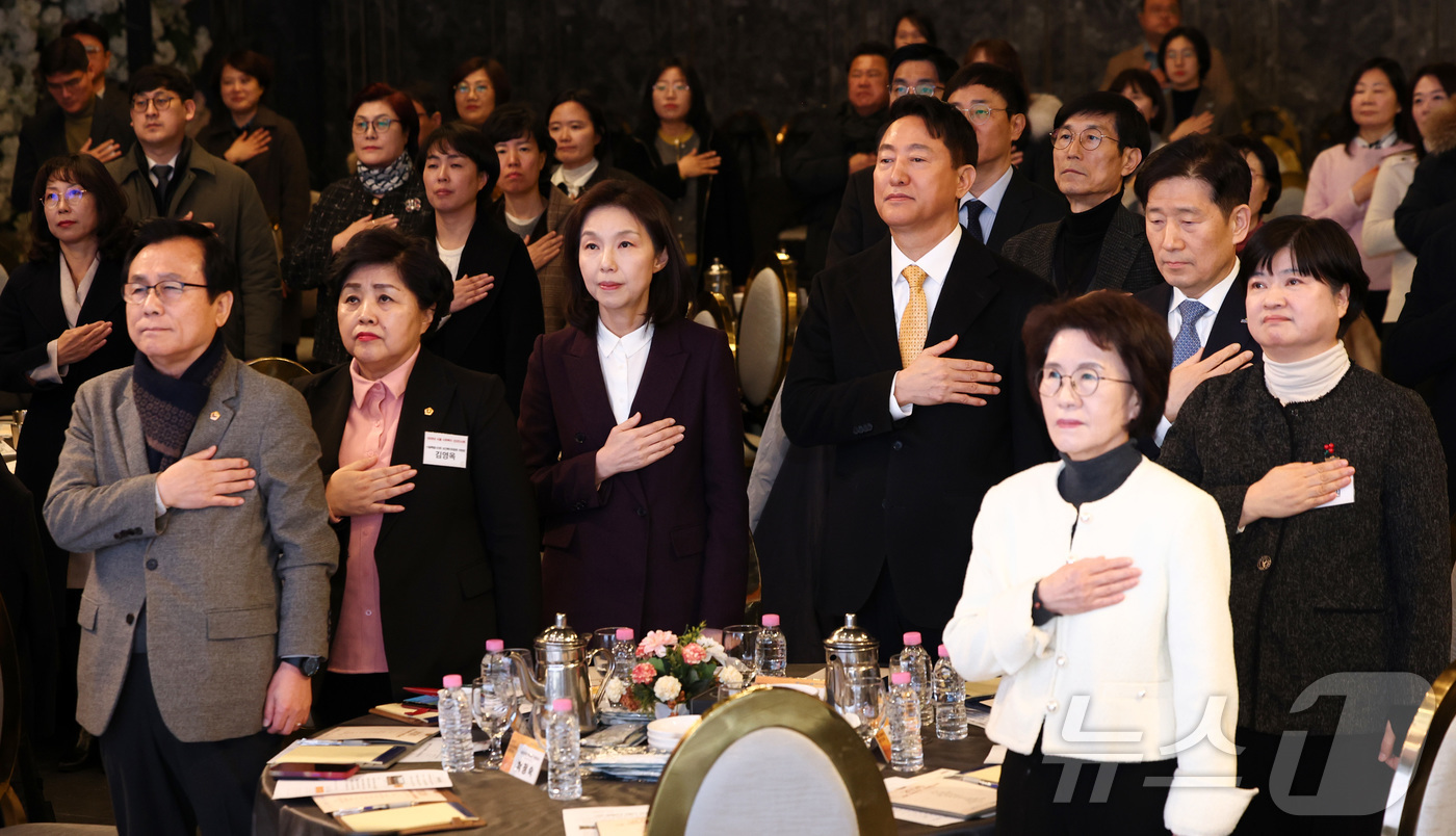 (서울=뉴스1) 최지환 기자 = 오세훈 서울시장이 29일 서울 마포구 케이터틀에서 열린서울 사회복지 신년인사회에서 국민의례를 하고 있다. 2026.1.29/뉴스1