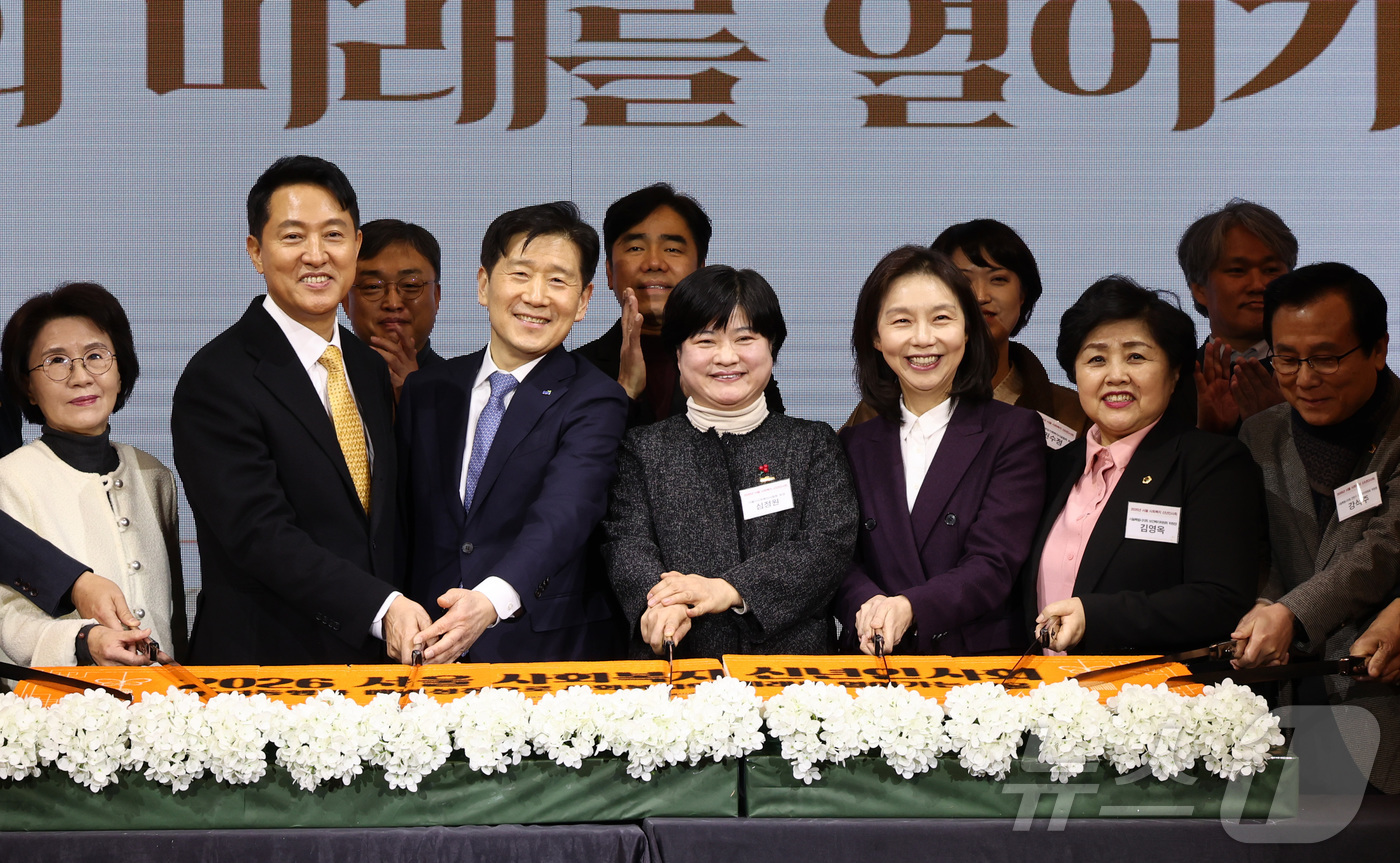 (서울=뉴스1) 최지환 기자 = 오세훈 서울시장이 29일 서울 마포구 케이터틀에서 열린서울 사회복지 신년인사회에서 케이크 커팅식을 하고 있다. 왼쪽 두번째부터 오세훈 시장, 김현훈 …