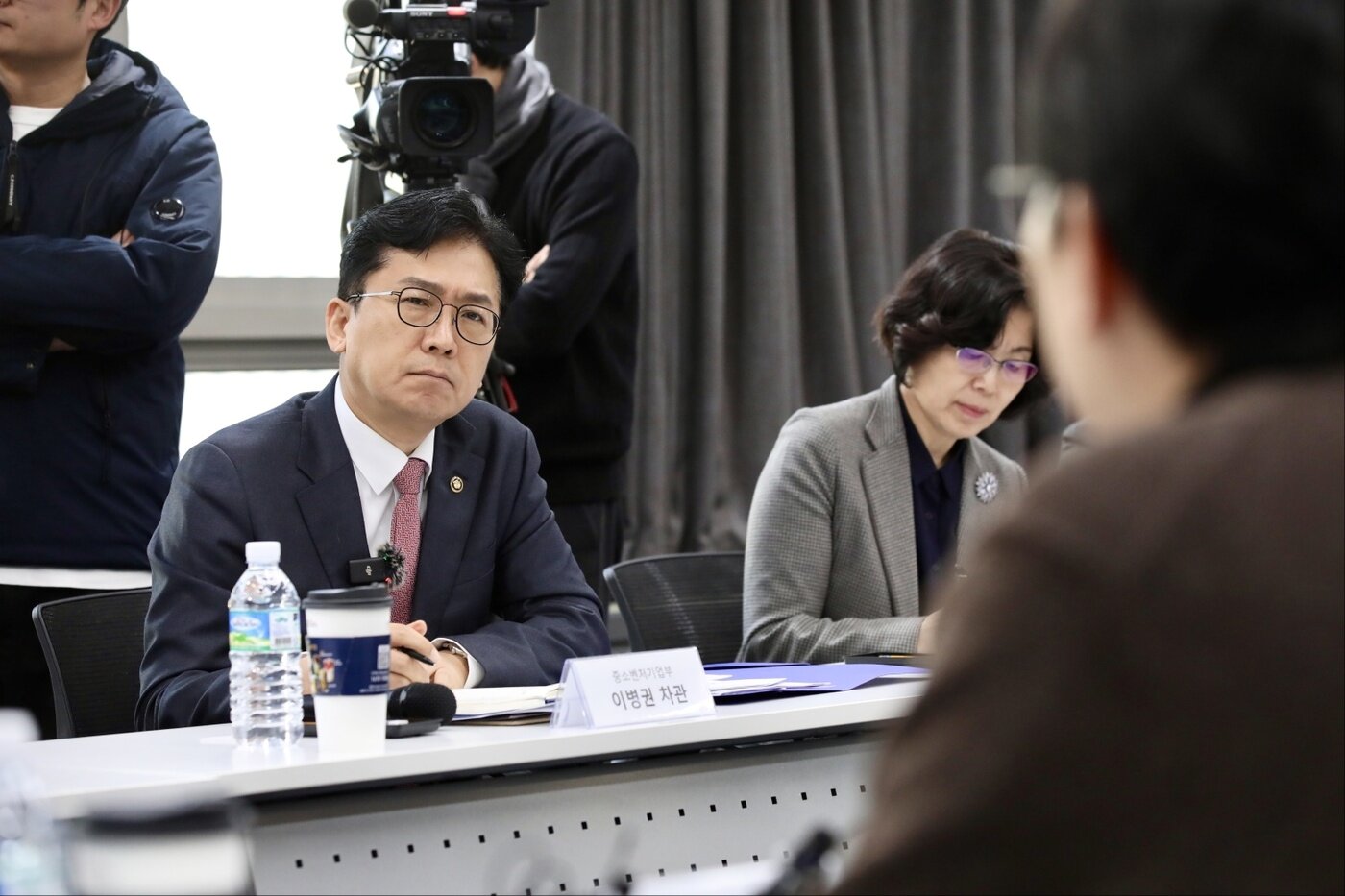 본문 이미지 - 이병권 중기부 2차관이 29일 서울 소진공 마포 드림스퀘어에서 열린 홈플러스 입점 소상공인 간담회에 참석해 애로를 듣고 있다. (중기부 제공)