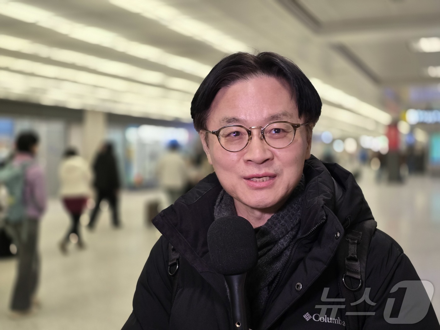 (워싱턴=뉴스1) 류정민 특파원 = 김정관 산업통상자원부 장관이 28일(현지시간) 미국 워싱턴DC 인근 덜레스국제공항에서 한국 기자들과 만나 미국 측의 한국에 대한 관세율 인상에 …