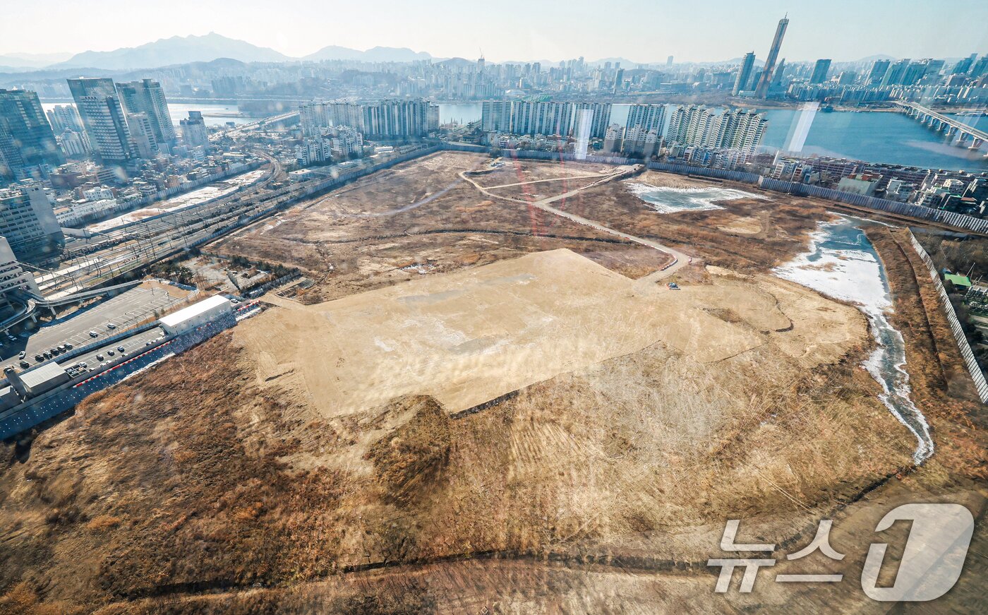 본문 이미지 - 정부가 29일 서울 용산과 경기 과천 등 수도권 핵심 입지의 국·공유지를 활용해 2030년까지 6만가구 규모의 주택을 공급한다고 발표했다. 가장 많은 물량으로는 용산이며 용산국제업무지구를 중심으로 캠프킴 등 주변 부지를 포함해 1만가구 이상을 공급할 계획이다. 이어 경기 과천 경마장과 방첩사 부지, 노원구 태릉CC 부지 등에 주택을 공급한다. 사진은 이날 서울 용산구 용산국제업무지구의 모습. 2026.1.29/뉴스1 ⓒ News1 이호윤 기자