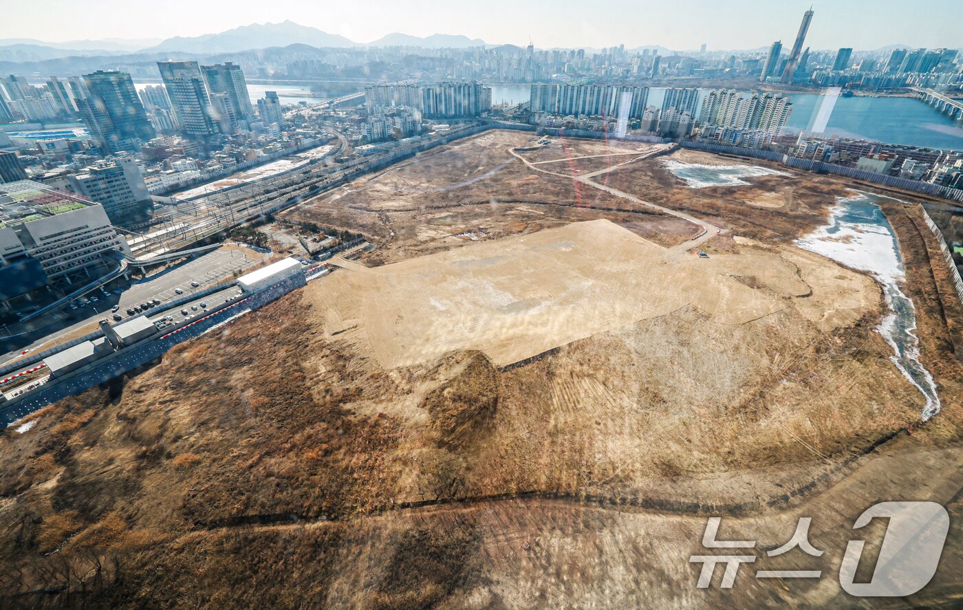 본문 이미지 - 정부가 29일 서울 용산과 경기 과천 등 수도권 핵심 입지의 국·공유지를 활용해 2030년까지 6만가구 규모의 주택을 공급한다고 발표했다. 가장 많은 물량으로는 용산이며 용산국제업무지구를 중심으로 캠프킴 등 주변 부지를 포함해 1만가구 이상을 공급할 계획이다. 이어 경기 과천 경마장과 방첩사 부지, 노원구 태릉CC 부지 등에 주택을 공급한다. 사진은 이날 서울 용산구 용산국제업무지구의 모습. 2026.1.29 ⓒ 뉴스1 이호윤 기자