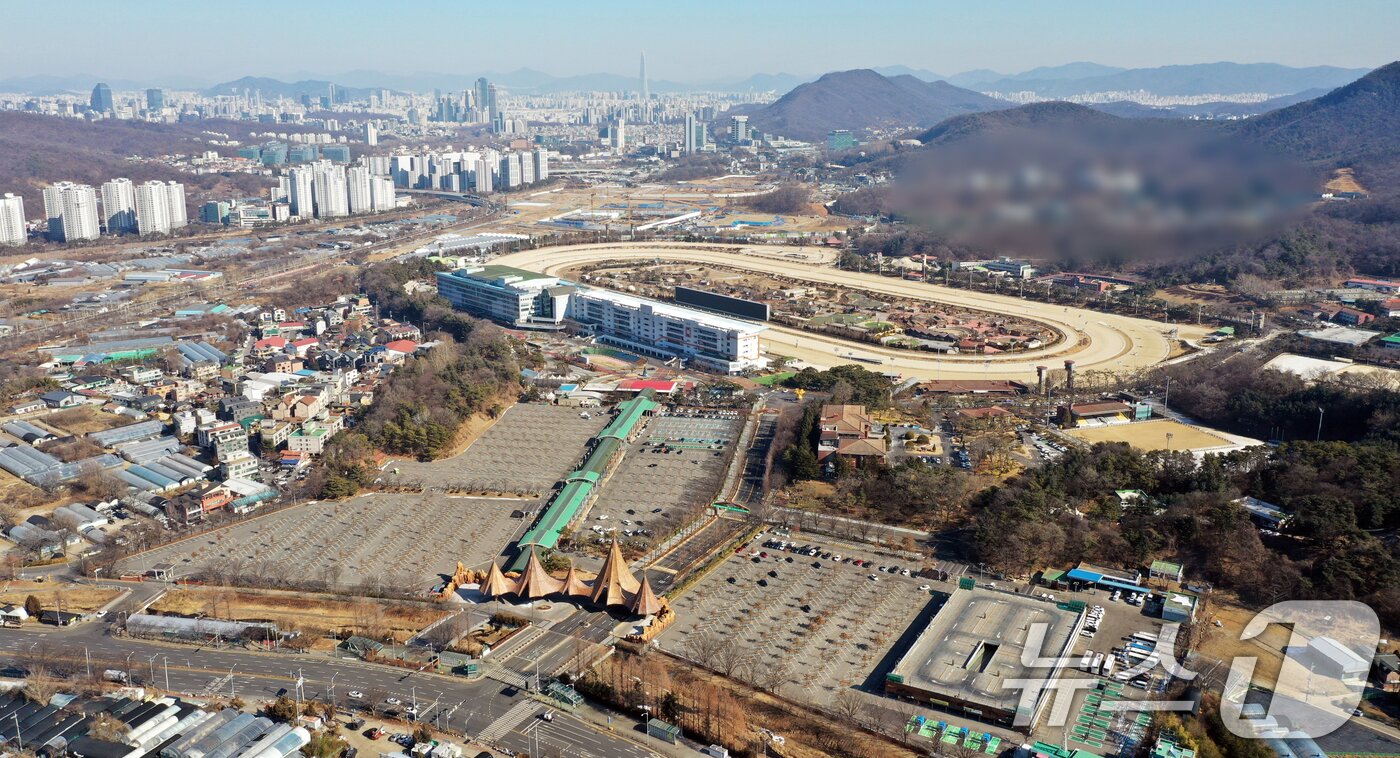 본문 이미지 - 국토교통부가 29일 9·7 공급대책의 후속 조치로 발표한 '1·29 도심 주택공급 확대 및 신속화 방안'을 통해 과천시 주암동 일원에서 경마장과 방첩사령부를 이전한 뒤 9800가구 규모의 주택을 공급해 주거·산업 복합 개발을 추진한다고 밝혔다. 사진은 이날 경기 과천시 주암동 일대의 모습. 2026.1.29/뉴스1 ⓒ News1 김영운 기자