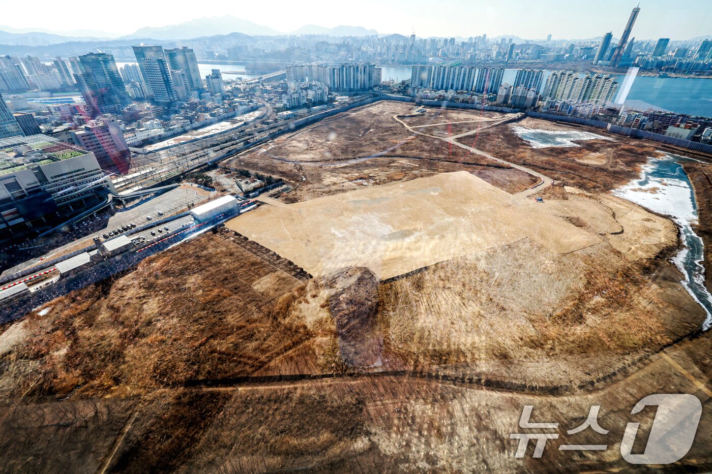 본문 이미지 - 정부가 29일 서울 용산과 경기 과천 등 수도권 핵심 입지의 국·공유지를 활용해 2030년까지 6만가구 규모의 주택을 공급한다고 발표했다. 가장 많은 물량으로는 용산이며 용산국제업무지구를 중심으로 캠프킴 등 주변 부지를 포함해 1만가구 이상을 공급할 계획이다. 이어 경기 과천 경마장과 방첩사 부지, 노원구 태릉CC 부지 등에 주택을 공급한다. 사진은 이날 서울 용산구 용산국제업무지구의 모습. 2026.1.29/뉴스1 ⓒ News1 이호윤 기자