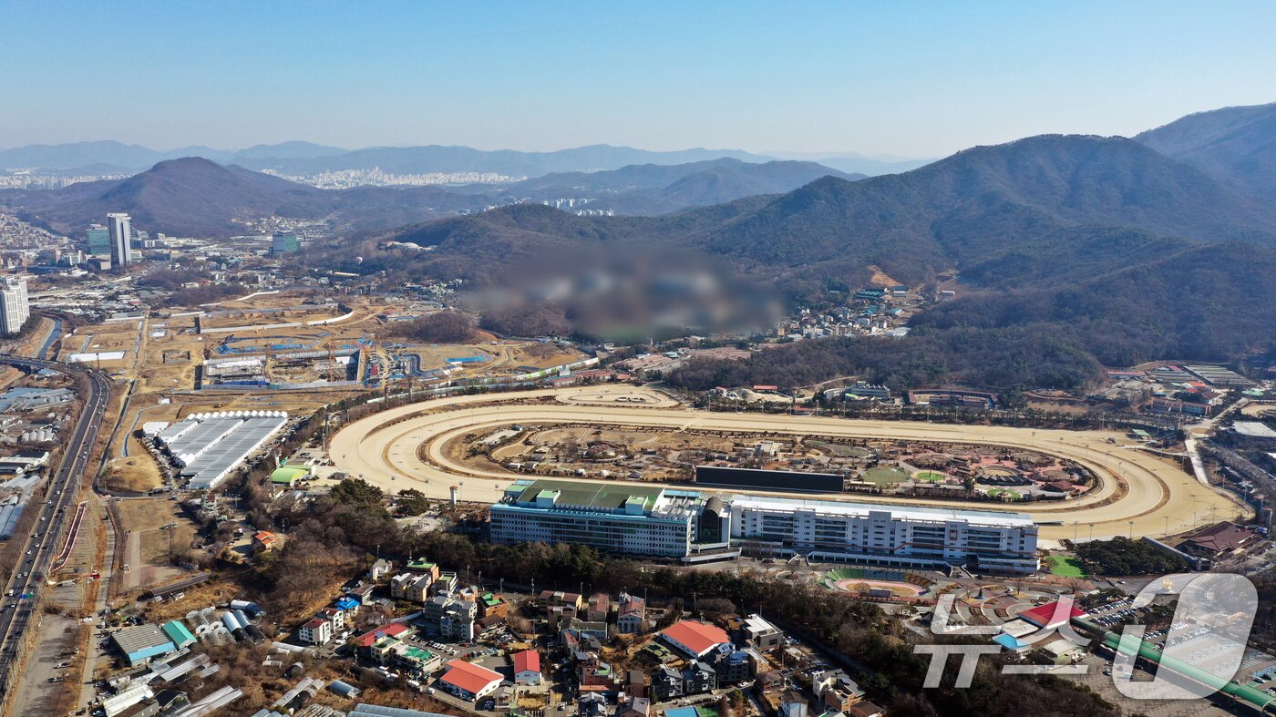 본문 이미지 - 국토교통부가 29일 9·7 공급대책의 후속 조치로 발표한 '1·29 도심 주택공급 확대 및 신속화 방안'을 통해 과천시 주암동 일원에서 경마장과 방첩사령부를 이전한 뒤 9800가구 규모의 주택을 공급해 주거·산업 복합 개발을 추진한다고 밝혔다. 사진은 이날 경기 과천시 주암동 일대의 모습. 2026.1.29/뉴스1 ⓒ News1 김영운 기자