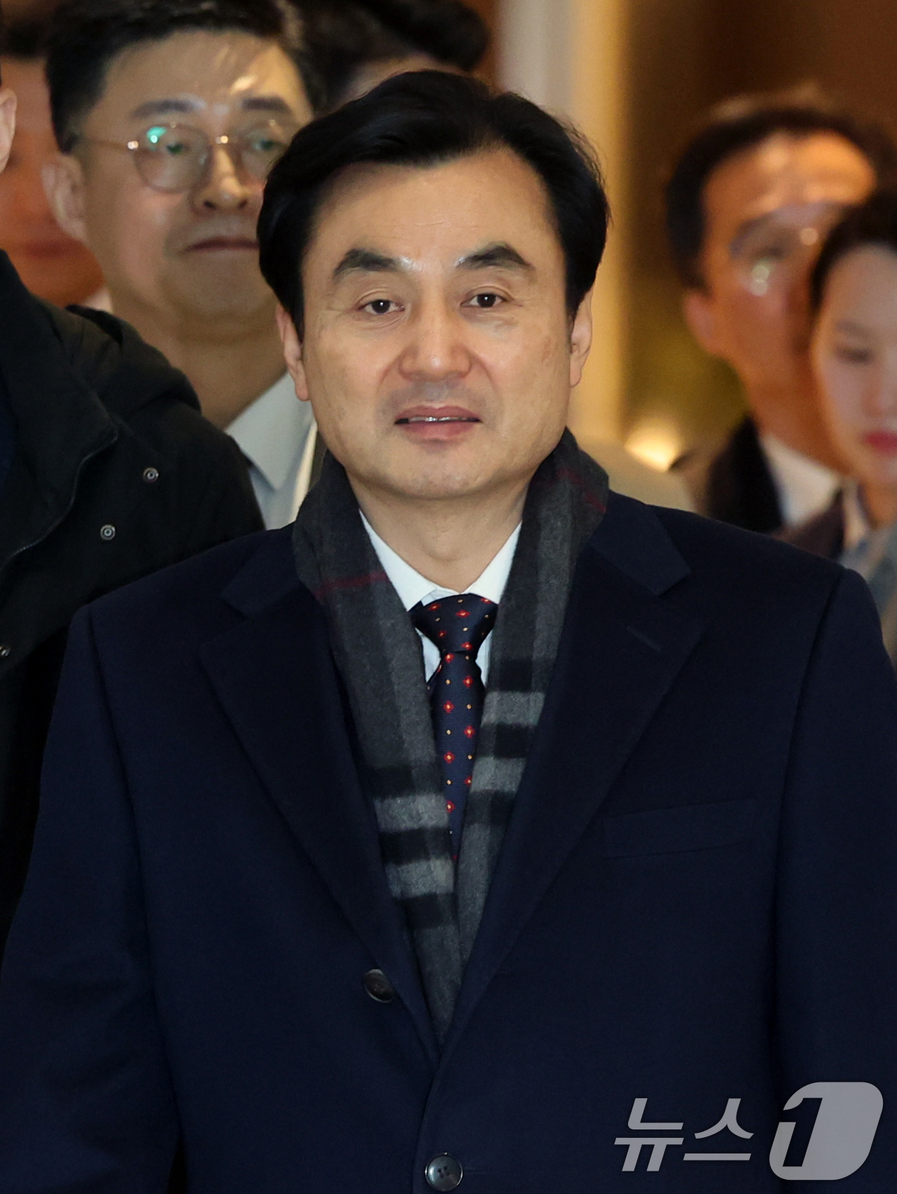 (인천공항=뉴스1) 황기선 기자 = 안규백 국방부 장관이 29일 오후 인천공항을 통해 일본 도쿄로 출국하고 있다.안 장관은 이날부터 2박 3일간 일본에서 고이즈미  신지로 일본 방 …