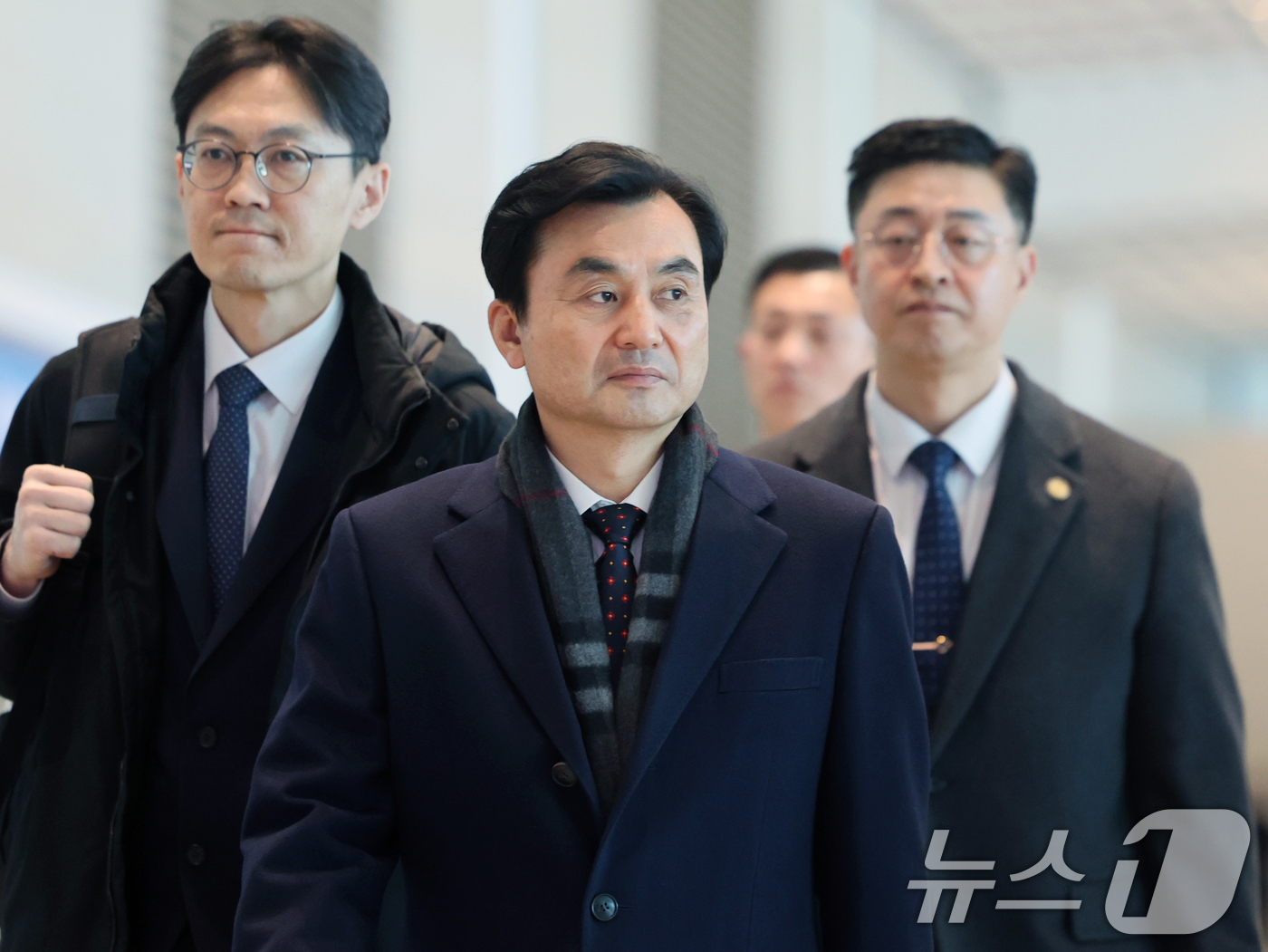 (인천공항=뉴스1) 황기선 기자 = 안규백 국방부 장관이 29일 오후 인천공항을 통해 일본 도쿄로 출국하고 있다.안 장관은 이날부터 2박 3일간 일본에서 고이즈미  신지로 일본 방 …