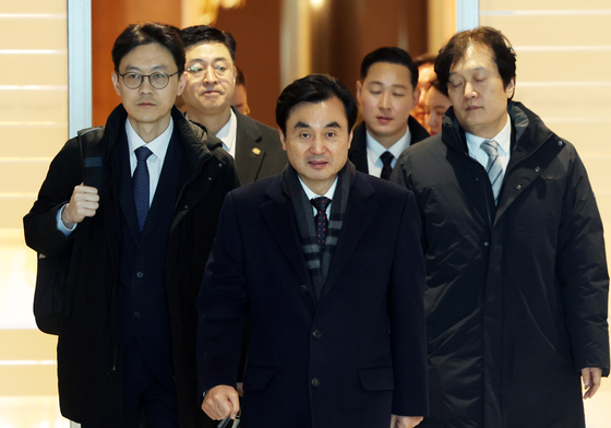 한일 국방장관 회담 위해 출국하는 안규백 장관