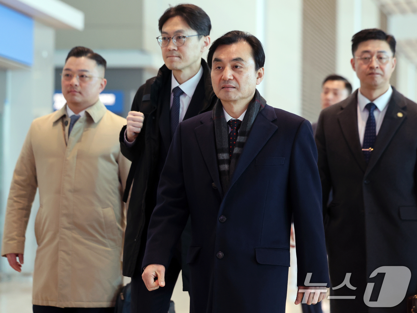 (인천공항=뉴스1) 황기선 기자 = 안규백 국방부 장관이 29일 오후 인천공항을 통해 일본 도쿄로 출국하고 있다.안 장관은 이날부터 2박 3일간 일본에서 고이즈미  신지로 일본 방 …