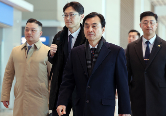 한일 국방장관회담 위해 출국하는 안규백 장관