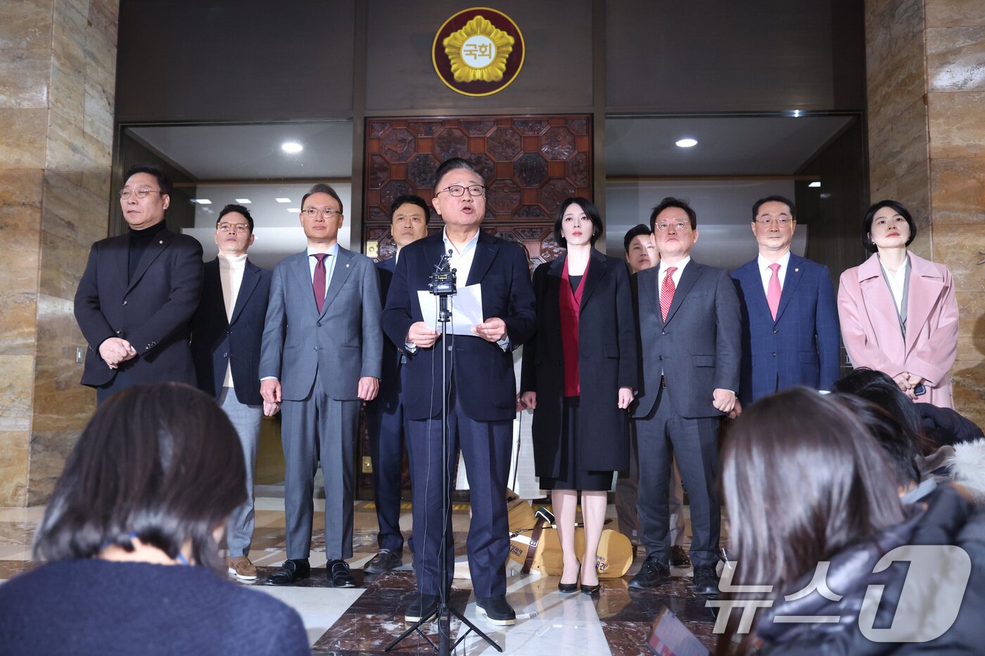 본문 이미지 - 고동진 의원을 비롯한 국민의힘 친한계 의원들이 29일 서울 여의도 국회에서 한동훈 전 대표 제명 결정에 대한 입장을 밝히고 있다. 2026.1.29/뉴스1 ⓒ News1 신웅수 기자
