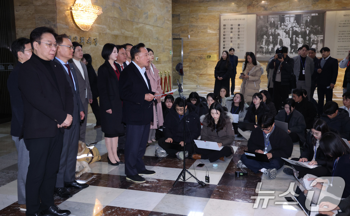 (서울=뉴스1) 신웅수 기자 = 고동진 의원을 비롯한 국민의힘 친한계 의원들이 29일 서울 여의도 국회에서 한동훈 전 대표 제명 결정에 대한 입장을 밝히고 있다. 2026.1.29 …