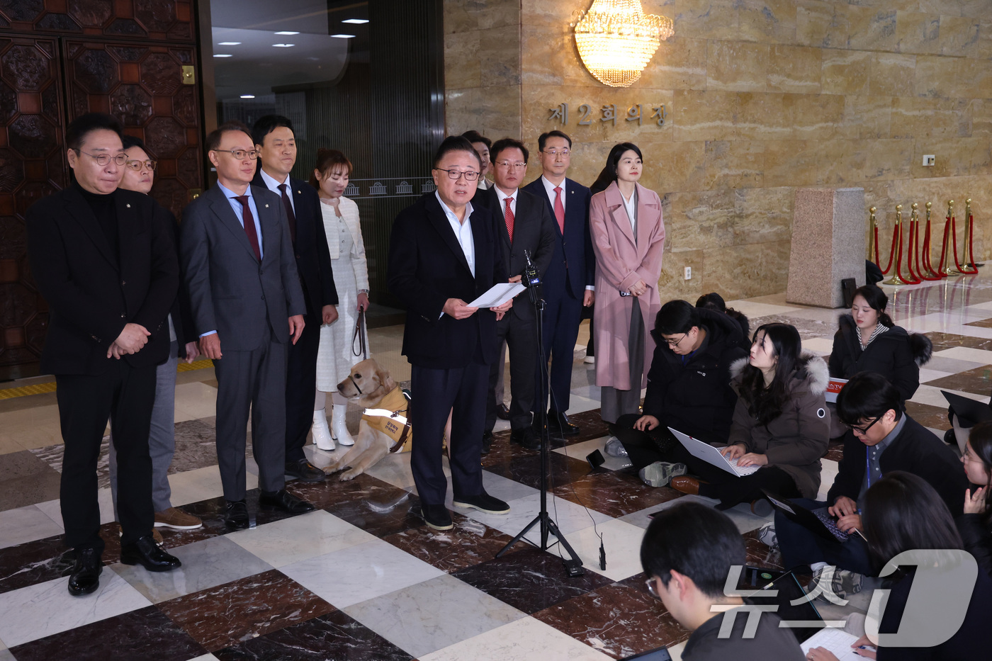 (서울=뉴스1) 신웅수 기자 = 고동진 의원을 비롯한 국민의힘 친한계 의원들이 29일 서울 여의도 국회에서 한동훈 전 대표 제명 결정에 대한 입장을 밝히고 있다. 2026.1.29 …