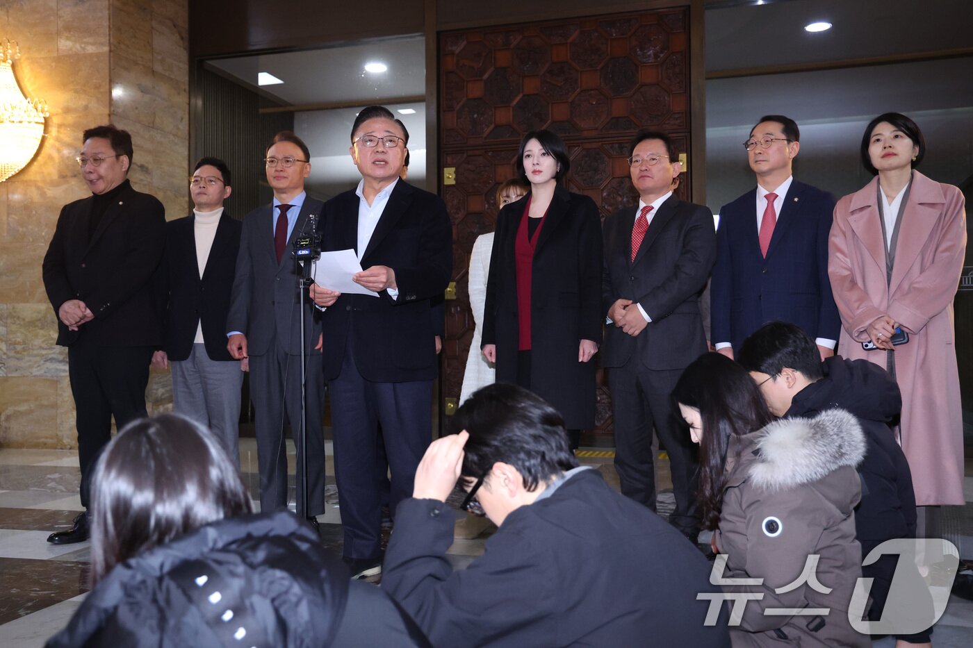 본문 이미지 - 고동진 의원을 비롯한 국민의힘 친한계 의원들이 29일 서울 여의도 국회에서 한동훈 전 대표 제명 결정에 대한 입장을 밝히고 있다. 2026.1.29/뉴스1 ⓒ News1 신웅수 기자