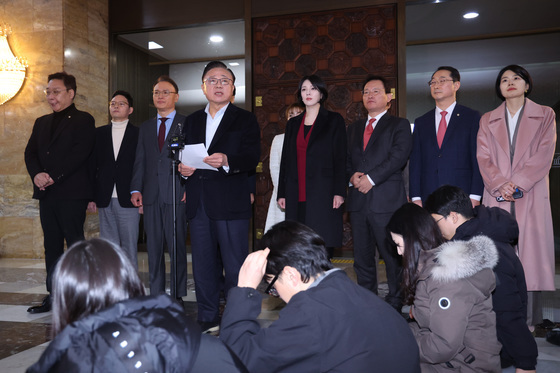 한동훈 없는 친한계 어디로…張체제 흔들며 복권 노린다