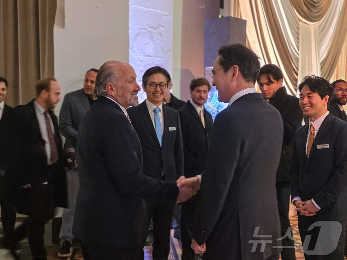 (서울=뉴스1) = 삼성은 28일(현지시간) 미국 워싱턴 D.C. 스미스소니언 예술산업관 에서 이건희 컬렉션 전시회의 성공적인 마무리를 기념하는 갈라 디너 행사를 열었다고 29일 …