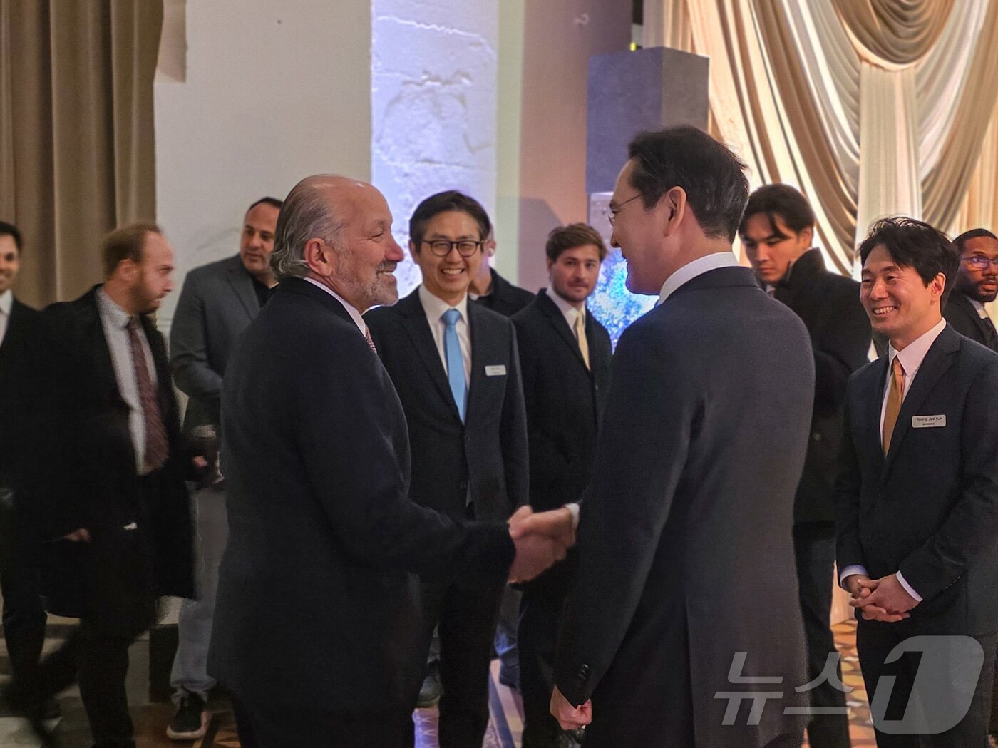 본문 이미지 - 삼성은 28일(현지시간) 미국 워싱턴 D.C. 스미스소니언 예술산업관 에서 이건희 컬렉션 전시회의 성공적인 마무리를 기념하는 갈라 디너 행사를 열었다고 29일 밝혔다. 사진은 이재용 삼성전자 회장이 갈라 디너에서 하워드 러트닉 미국 상무부 장관과 대화하는 모습. (삼성전자 제공. 재판매 및 DB 금지) 2026.1.29/뉴스1