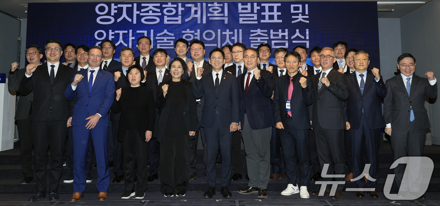 (서울=뉴스1) 박정호 기자 = 배경훈 부총리 겸 과학기술정보통신부 장관과 최민희 국회 과학기술정보방송통신위원회 최민희 위원장, 김현 여당 간사, 최형두 야당 간사 및 기업 관계자 …