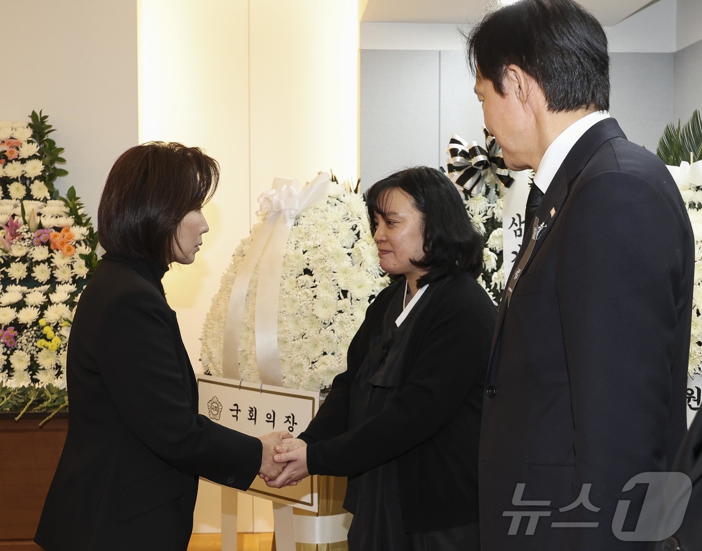 (서울=뉴스1) 사진공동취재단 = 나경원 국민의힘 의원이 29일 서울 종로구 서울대학교병원 장례식장에 마련된 고 이해찬 전 국무총리의 빈소에서 조문한 뒤 이해찬 전 총리의 딸 이현 …