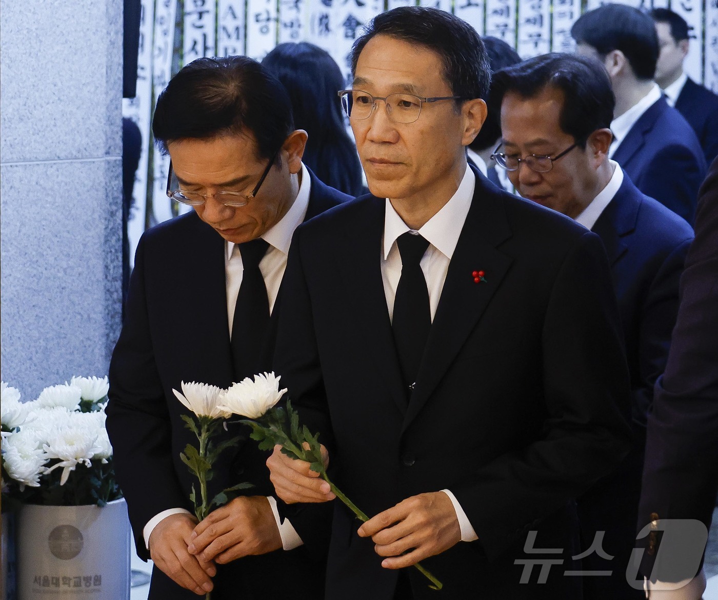 (서울=뉴스1) 사진공동취재단 = 유재성 경찰청장 직무대행이 29일 서울 종로구 서울대학교병원 장례식장에 마련된 고 이해찬 전 국무총리의 빈소에서 조문을 하고 있다.  2026.1 …