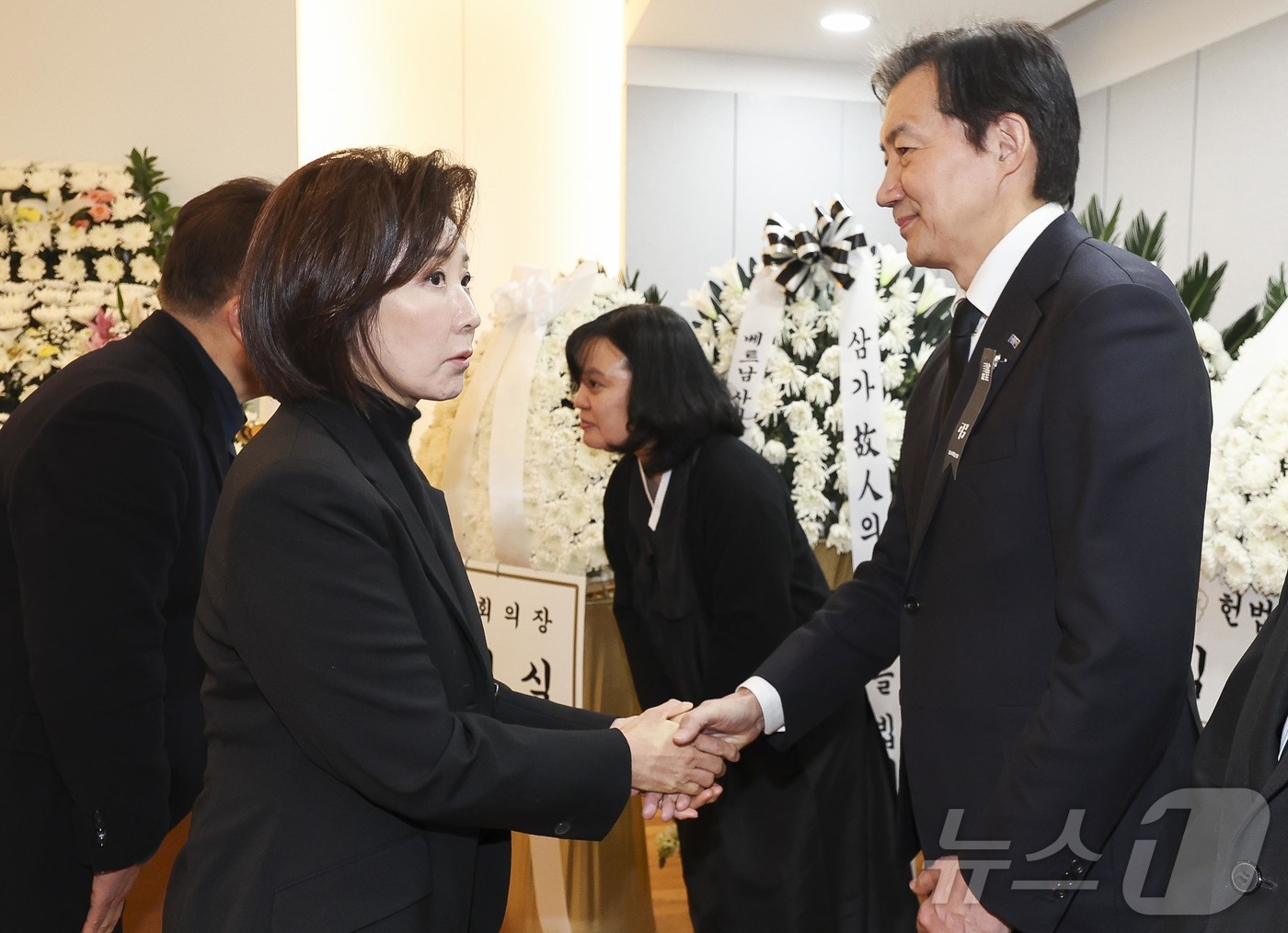 (서울=뉴스1) 사진공동취재단 = 나경원 국민의힘 의원이 29일 서울 종로구 서울대학교병원 장례식장에 마련된 고 이해찬 전 국무총리의 빈소에서 조문한 뒤 조국 조국혁신당 대표와 악 …