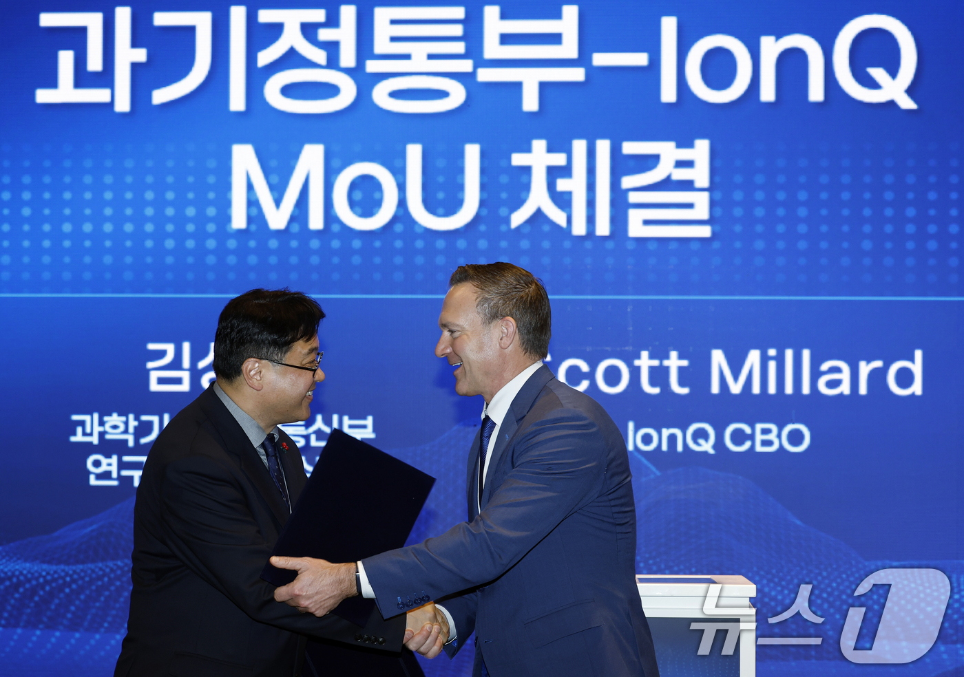 (서울=뉴스1) 박정호 기자 = 김성수 과학기술정보통신부 연구개발정책실장과 스콧 밀러드 아이온큐(IONQ) CBO가 29일 오후 서울 여의도 켄싱턴호텔에서 열린 양자종합계획 발표 …