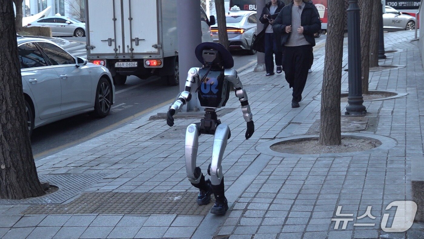 본문 이미지 - 유로보틱스의 휴머노이드가 서울 강남 보행로를 걷고 있다. 2026.1.28./뉴스1