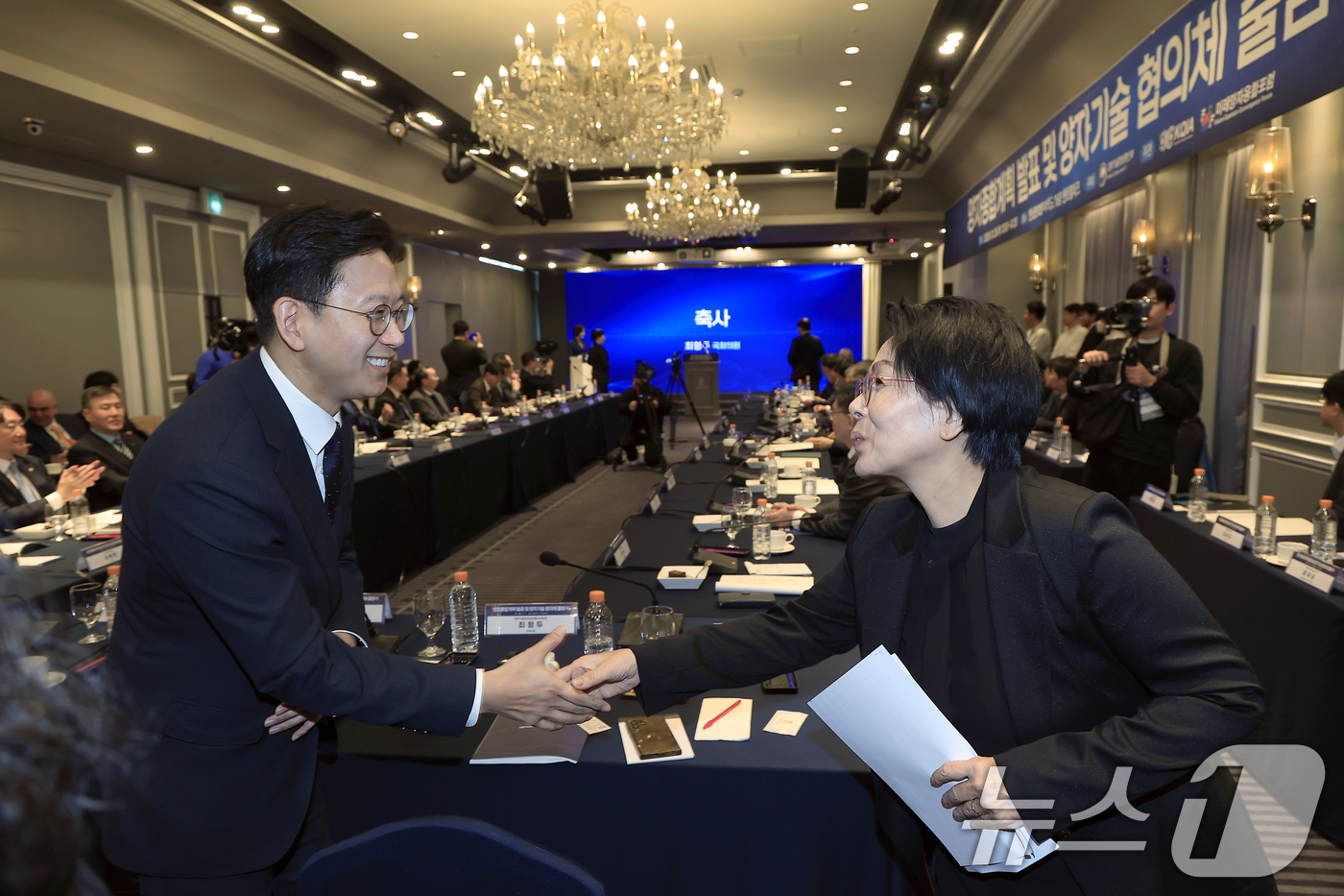 (서울=뉴스1) 박정호 기자 = 배경훈 부총리 겸 과학기술정보통신부 장관과 최민희 국회 과학기술정보방송통신위원회 위원장이 29일 오후 서울 여의도 켄싱턴호텔에서 열린 양자종합계획 …