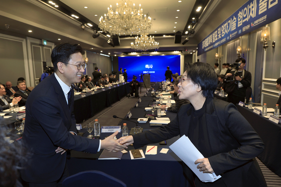 인사 나누는 배경훈 부총리와 최민희 위원장