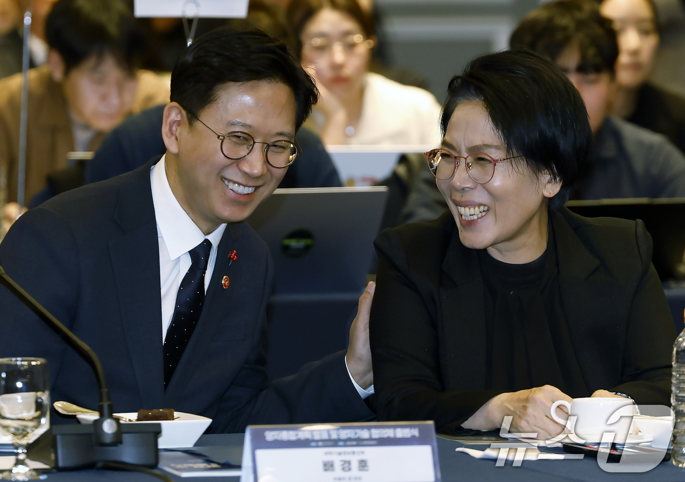 (서울=뉴스1) 박정호 기자 = 배경훈 부총리 겸 과학기술정보통신부 장관과 최민희 국회 과학기술정보방송통신위원회 위원장이 29일 오후 서울 여의도 켄싱턴호텔에서 열린 양자종합계획 …