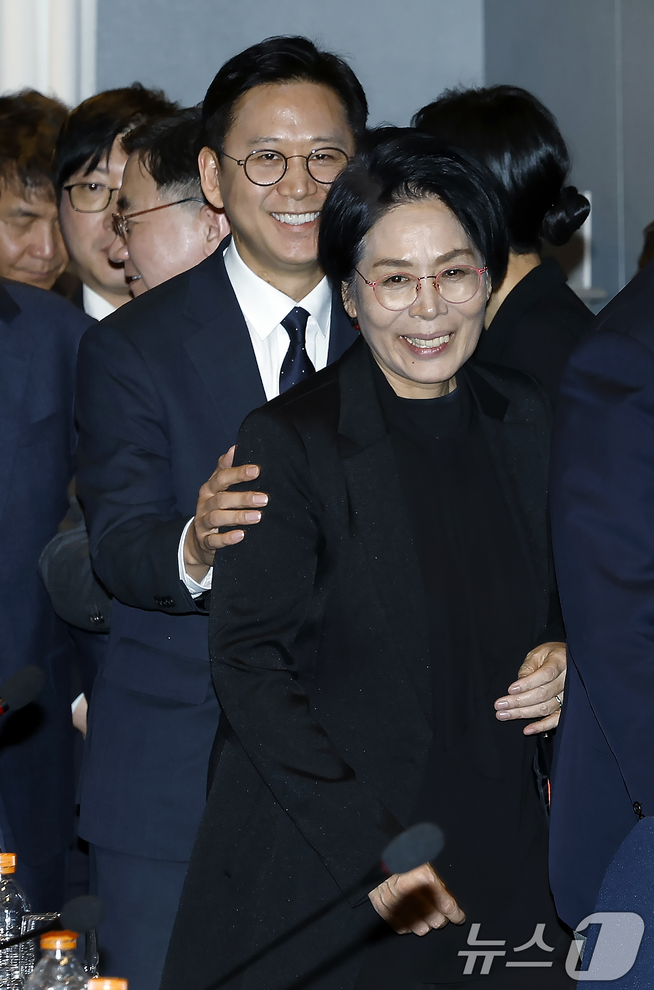 (서울=뉴스1) 박정호 기자 = 배경훈 부총리 겸 과학기술정보통신부 장관과 최민희 국회 과학기술정보방송통신위원회 위원장이 29일 오후 서울 여의도 켄싱턴호텔에서 열린 양자종합계획 …