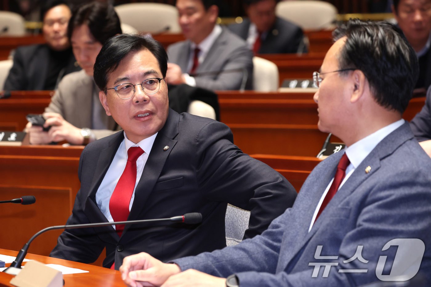 (서울=뉴스1) 신웅수 기자 = 송언석 국민의힘 원내대표와 유상범 원내수석부대표가 29일 서울 여의도 국회에서 열린 의원총회에서 대화하고 있다. 2026.1.29/뉴스1