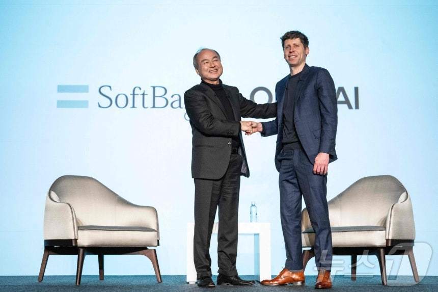 본문 이미지 - 손정의 소프트뱅크 회장과 샘 올트먼 오픈AI CEO ⓒ AFP=뉴스1