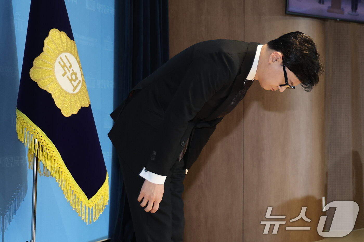 본문 이미지 - 한동훈 전 국민의힘 대표가 29일 서울 여의도 국회 소통관에서 국민의힘 지도부의 제명 결정에 관한 입장 발표를 마치고 인사를 하고 있다. 2026.1.29/뉴스1 ⓒ News1 이승배 기자