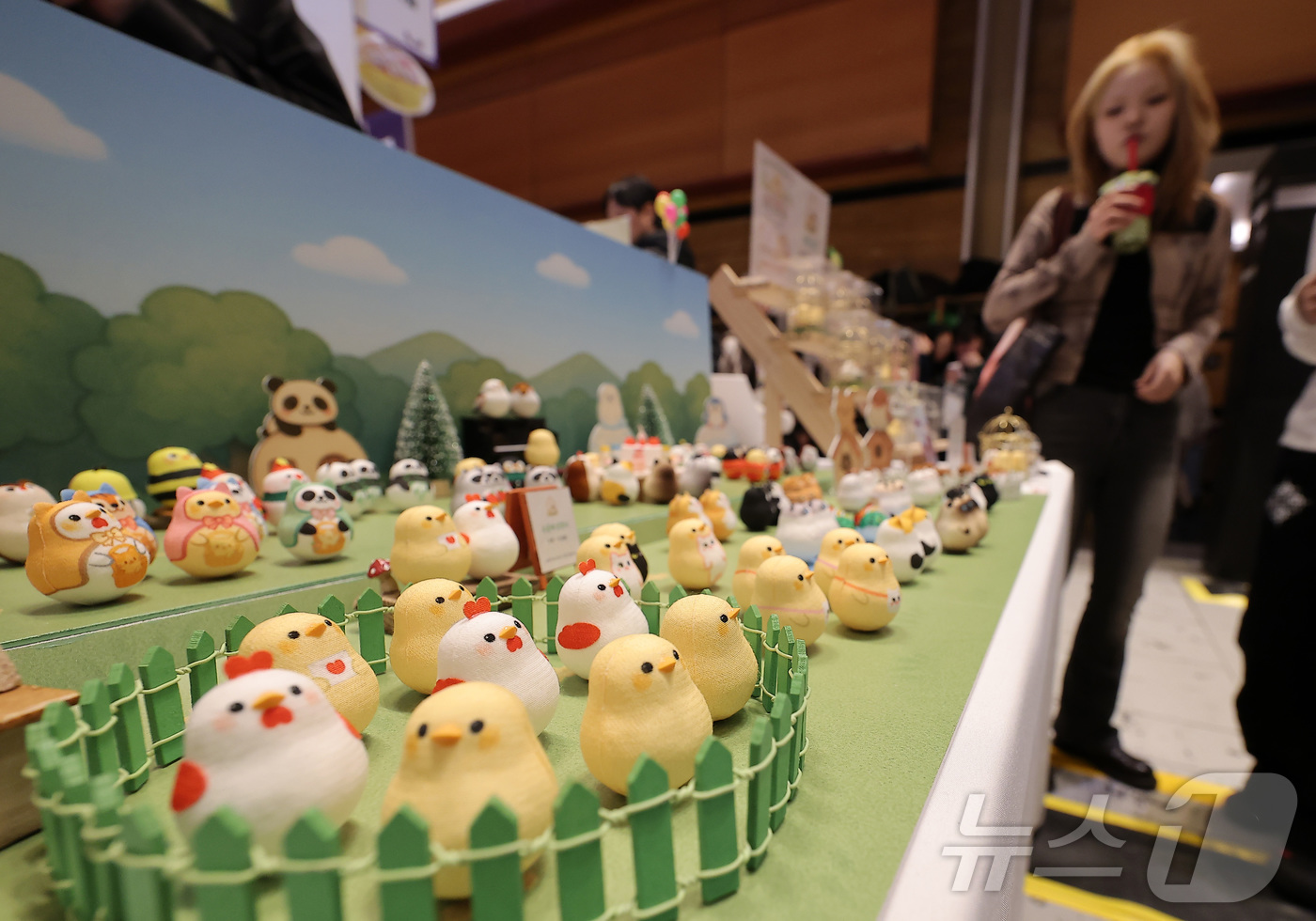 (서울=뉴스1) 김성진 기자 = 29일 서울 강남구 코엑스에서 열린 K-일러스트레이션페어 서울 2026을 찾은 관람객들이 부스를 둘러보고 있다. 2026.1.29/뉴스1