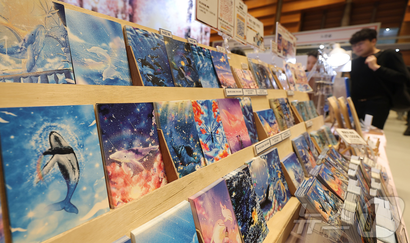 (서울=뉴스1) 김성진 기자 = 29일 서울 강남구 코엑스에서 열린 K-일러스트레이션페어 서울 2026을 찾은 관람객들이 부스를 둘러보고 있다. 2026.1.29/뉴스1