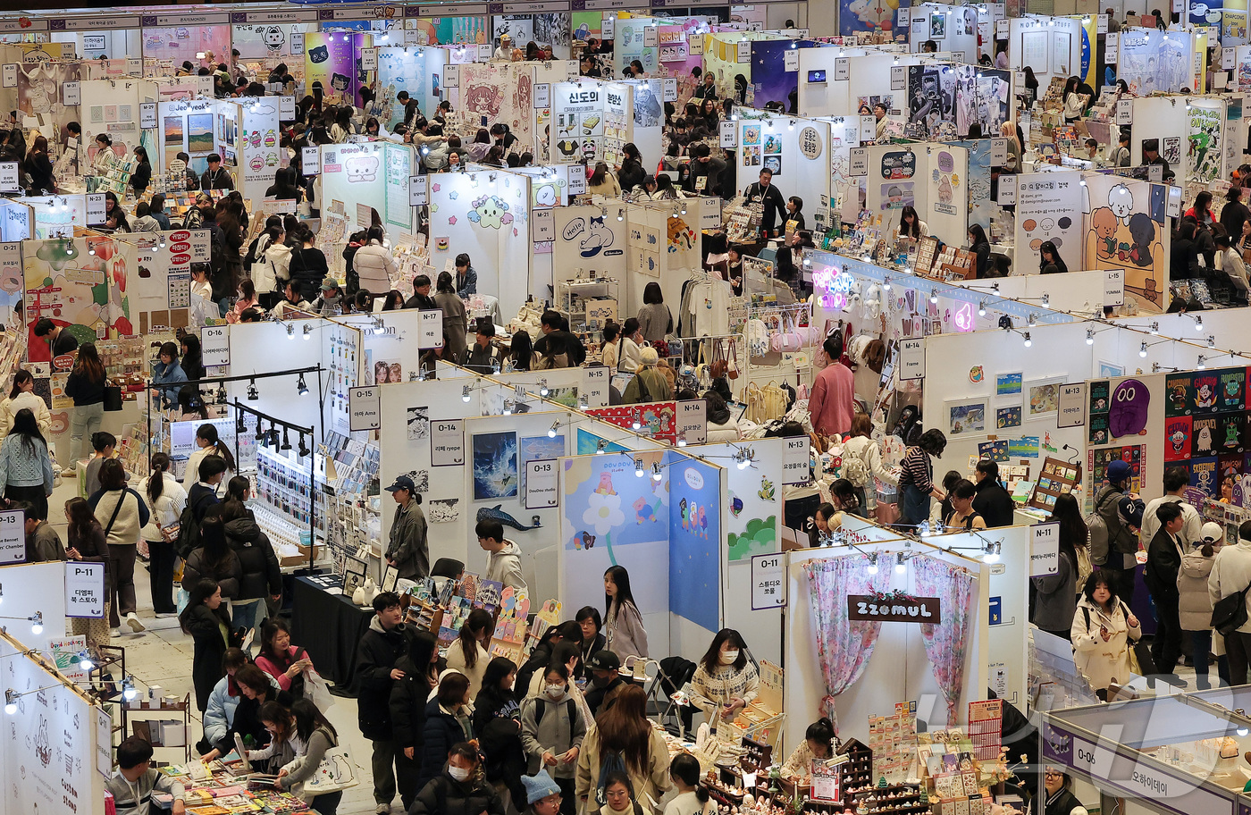 (서울=뉴스1) 김성진 기자 = 29일 서울 강남구 코엑스에서 열린 K-일러스트레이션페어 서울 2026을 찾은 관람객들이 부스를 둘러보고 있다. 2026.1.29/뉴스1