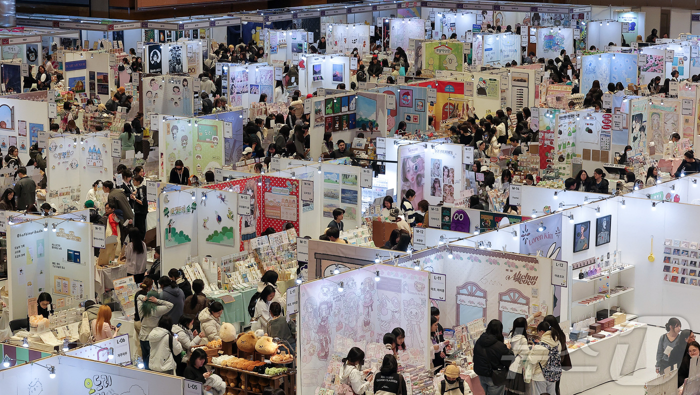 (서울=뉴스1) 김성진 기자 = 29일 서울 강남구 코엑스에서 열린 K-일러스트레이션페어 서울 2026을 찾은 관람객들이 부스를 둘러보고 있다. 2026.1.29/뉴스1