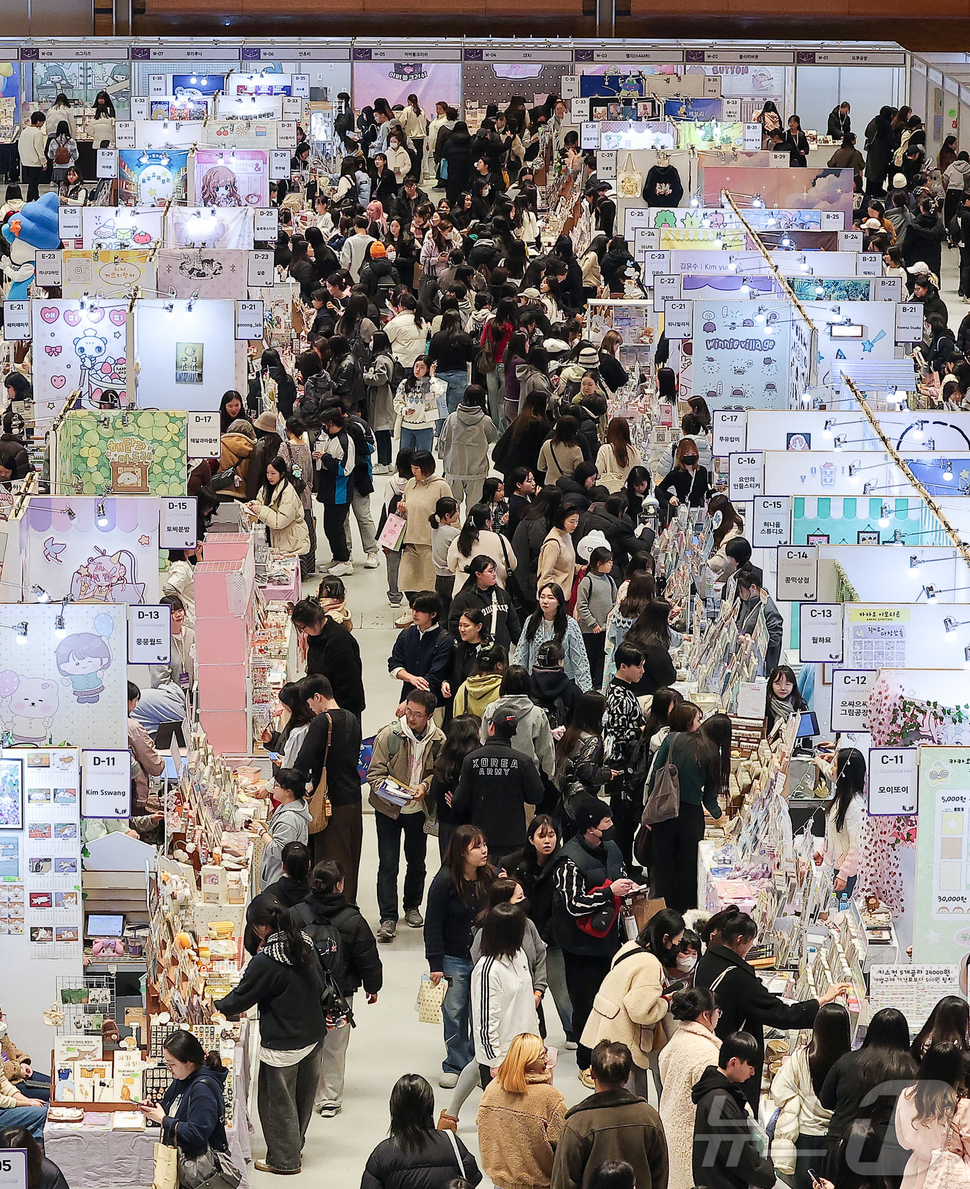 (서울=뉴스1) 김성진 기자 = 29일 서울 강남구 코엑스에서 열린 K-일러스트레이션페어 서울 2026을 찾은 관람객들이 부스를 둘러보고 있다. 2026.1.29/뉴스1