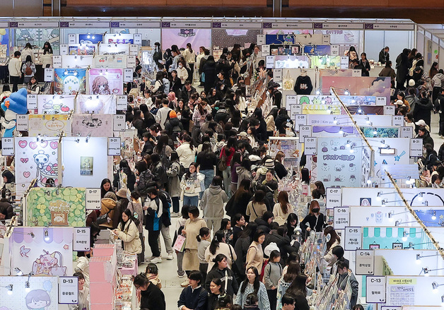 관람객으로 가득 찬 K-일러스트레이션페어 서울