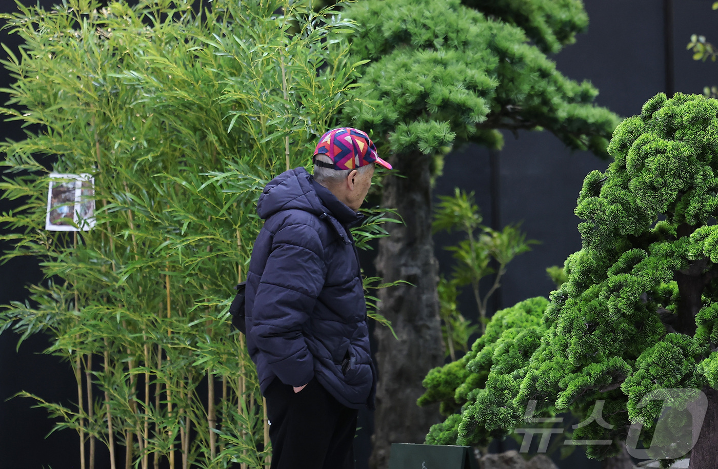 (서울=뉴스1) 김성진 기자 = 29일 서울 강남구 코엑스에서 열린 2026 대한민국 조경·정원박람회를 찾은 관람객들이 부스를 둘러보고 있다. 2026.1.29/뉴스1