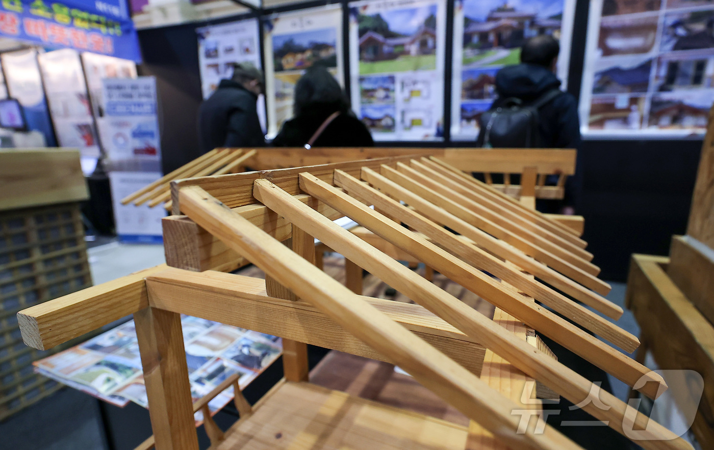 (서울=뉴스1) 김성진 기자 = 29일 서울 강남구 코엑스에서 열린 2026 하우징브랜드페어· 2026 서울 툴&세이프티쇼를 찾은 관람객들이 부스를 둘러보고 있다. 2026.1.2 …