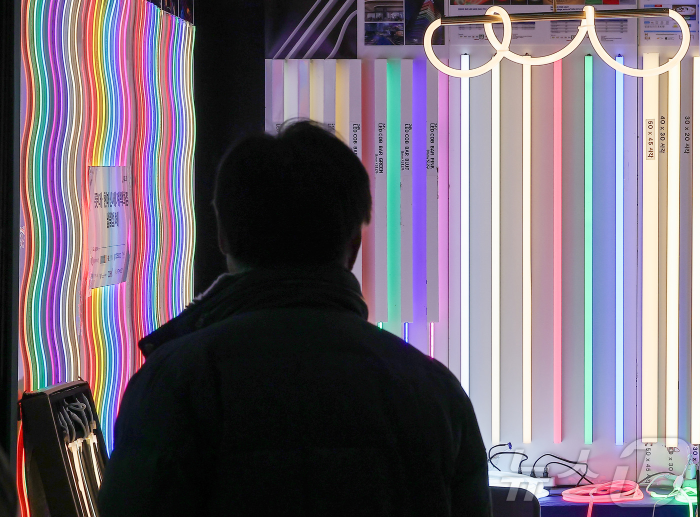 (서울=뉴스1) 김성진 기자 = 29일 서울 강남구 코엑스에서 열린 2026 하우징브랜드페어· 2026 서울 툴&세이프티쇼를 찾은 관람객들이 부스를 둘러보고 있다. 2026.1.2 …