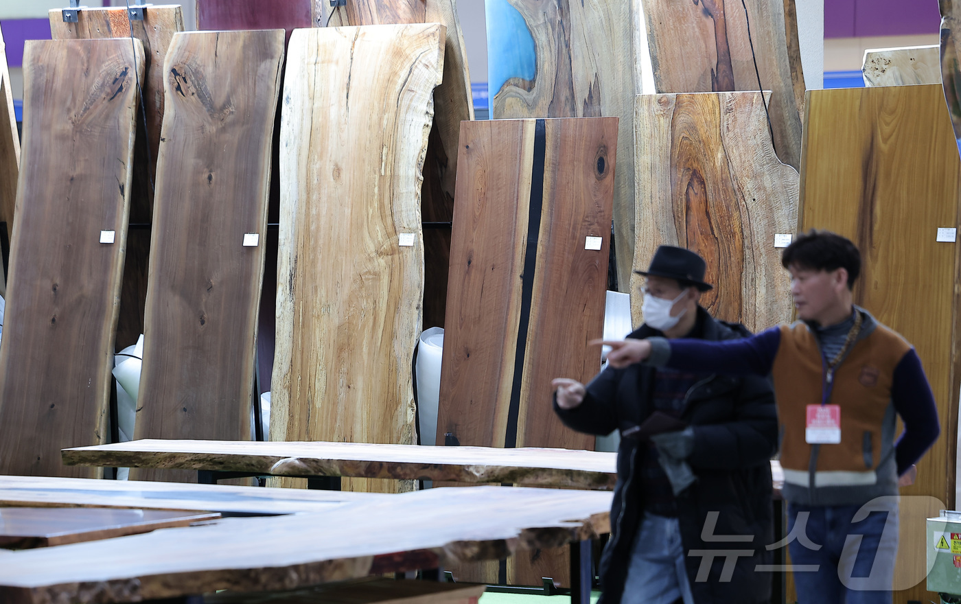 (서울=뉴스1) 김성진 기자 = 29일 서울 강남구 코엑스에서 열린 2026 하우징브랜드페어· 2026 서울 툴&세이프티쇼를 찾은 관람객들이 부스를 둘러보고 있다. 2026.1.2 …