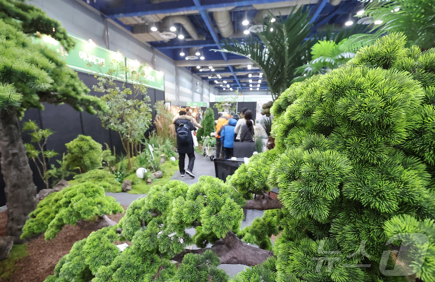 (서울=뉴스1) 김성진 기자 = 29일 서울 강남구 코엑스에서 열린 2026 대한민국 조경·정원박람회를 찾은 관람객들이 부스를 둘러보고 있다. 2026.1.29/뉴스1