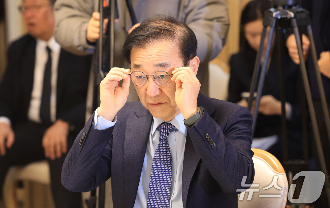 (서울=뉴스1) 임세영 기자 = 김윤덕 국토교통부 장관이 29일 서울 종로구 정부서울청사에서 열린 주택공급촉진 관계장관회의에서 안경을 고쳐쓰고 있다. 2026.1.29/뉴스1